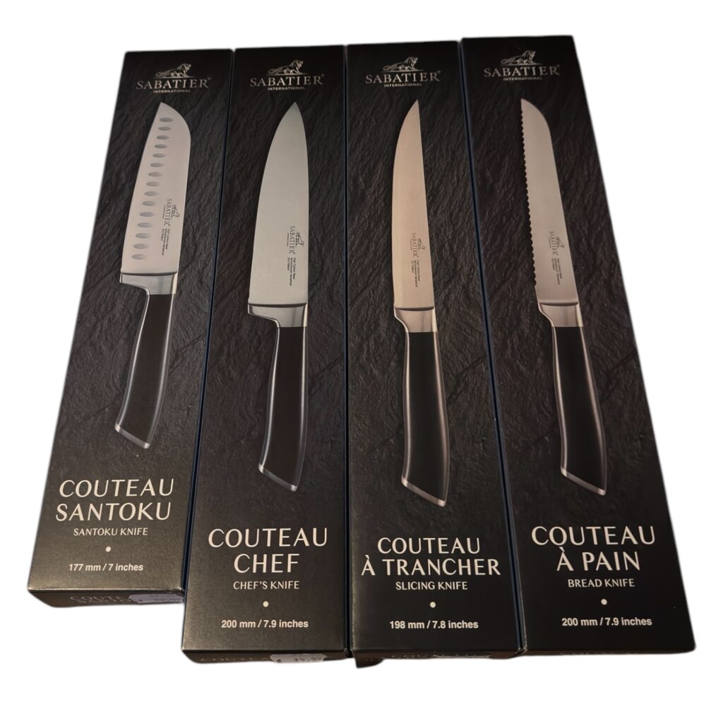 Vier Sabatier messen in verpakkingen: Santoku, Chef, Trancheer, Brood