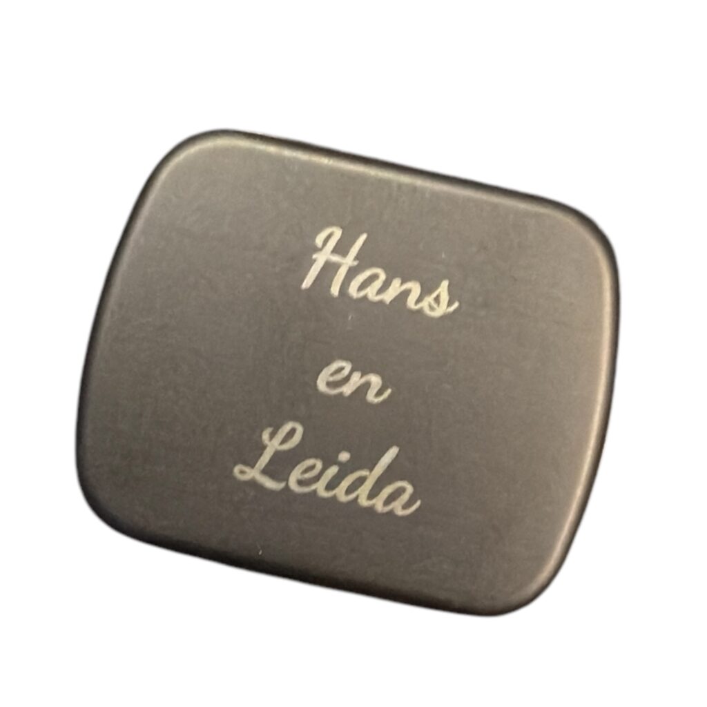 Gegraveerde namen Hans en Leida op metalen plaatje