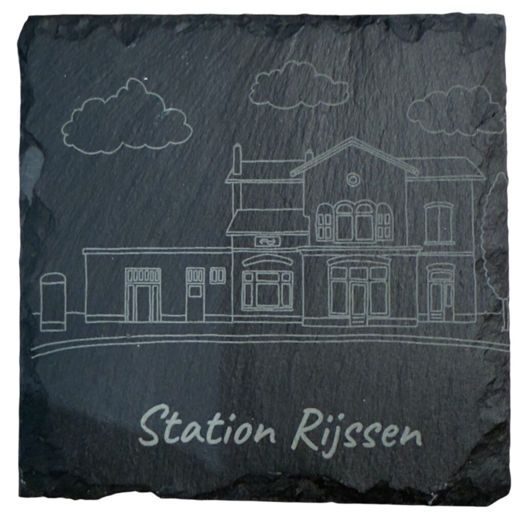 Gegraveerde tekening van Station Rijssen op leisteen