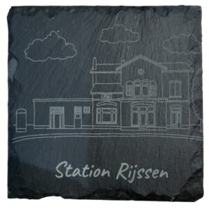Gegraveerde tekening van Station Rijssen op leisteen