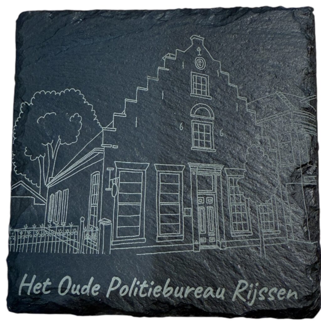 Gegraveerde tekening van het oude politiebureau in Rijssen op leisteen