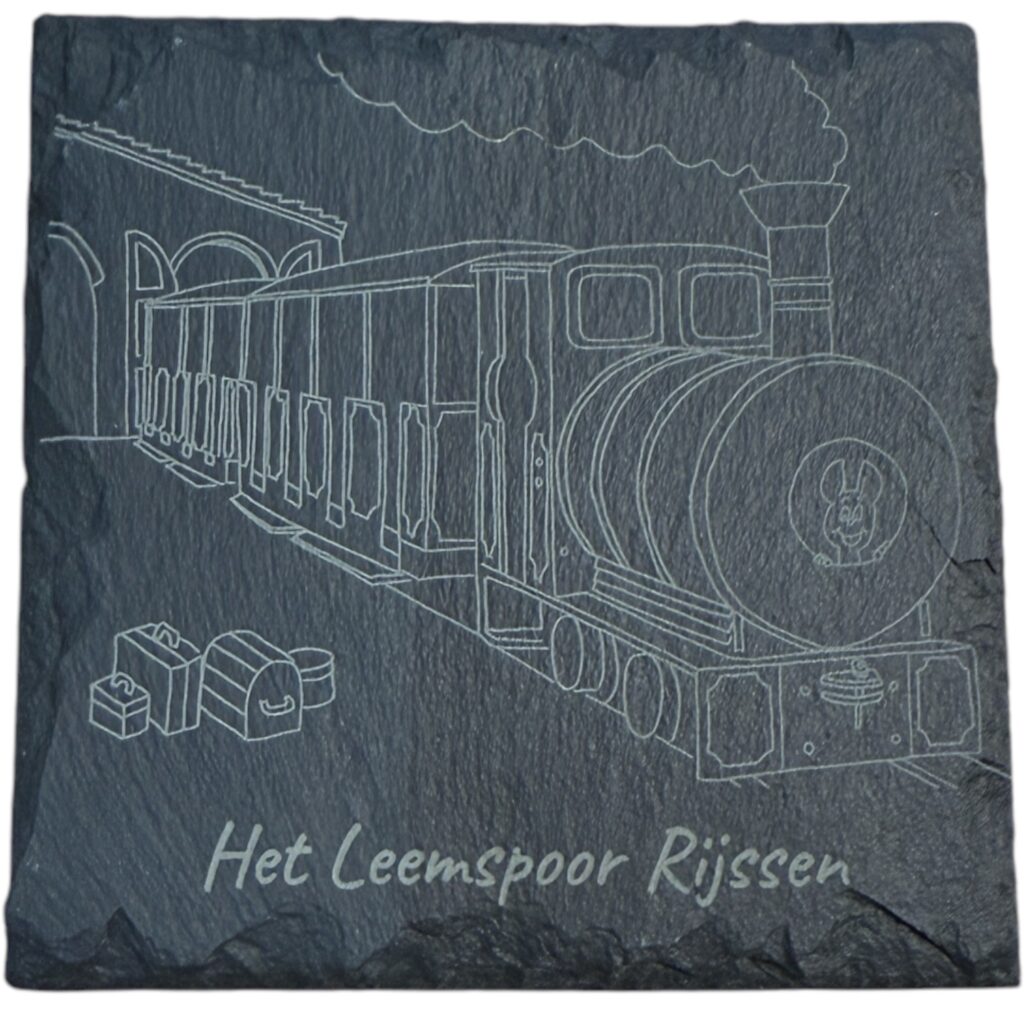 Gegraveerde tekening van trein op leisteen, Het Leemspoor Rijssen