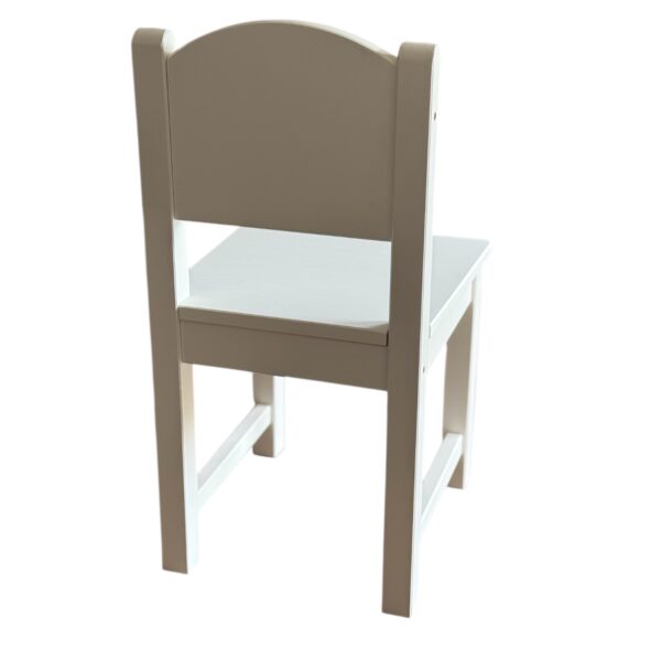 Moderne houten kinderstoel met witte zitting