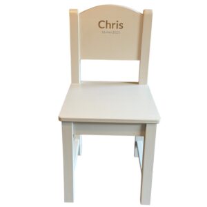 Gepersonaliseerde witte stoel met naam Chris en datum