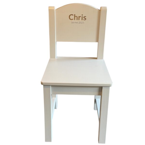Gepersonaliseerde witte stoel met naam Chris en datum