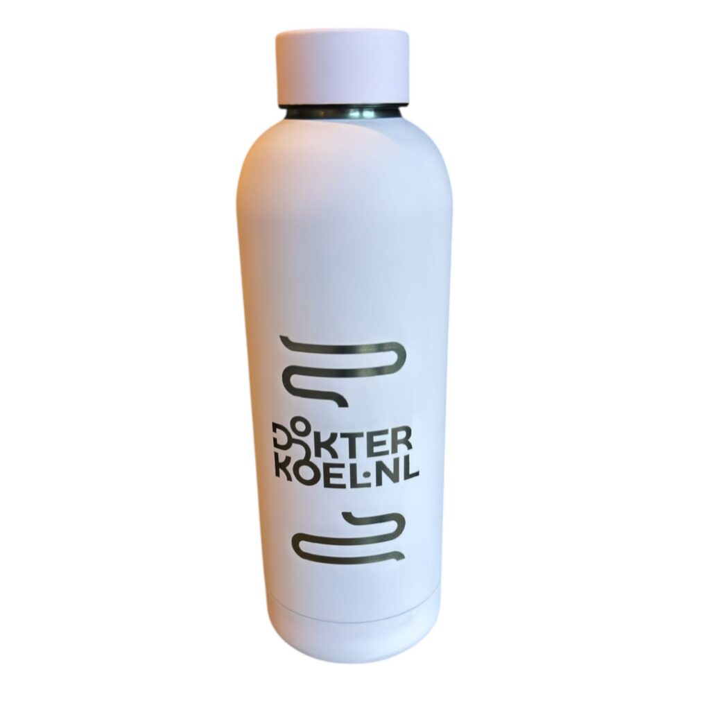 Witte waterfles met logo 'Dokter Koel.nl'