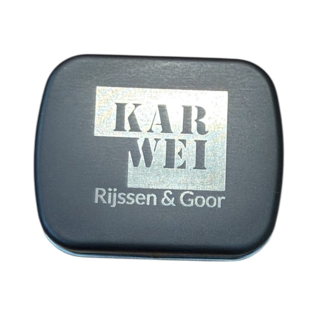 Zwarte doos met logo van Karwei Rijssen & Goor