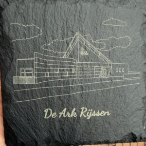 Getekend gebouw De Ark Rijssen op leisteen