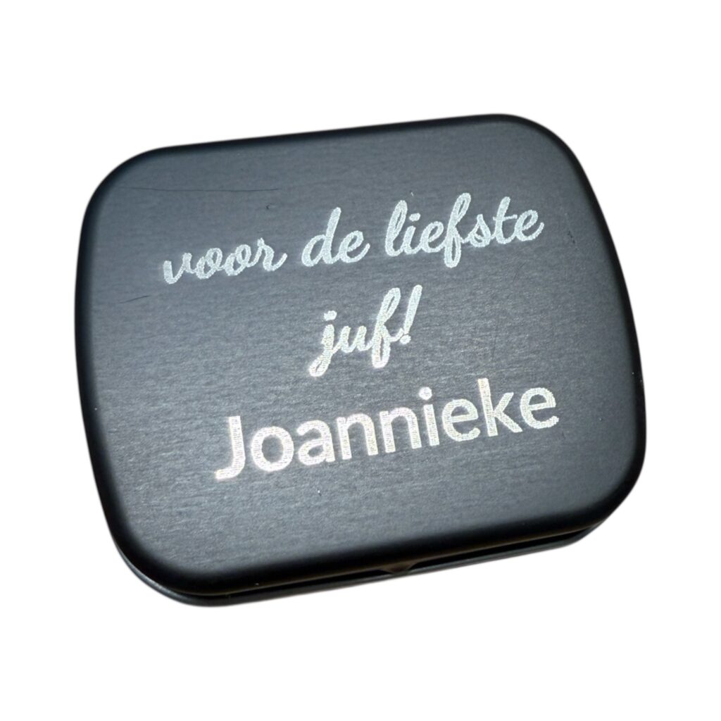 Gepersonaliseerde geschenkdoos met 'voor de liefste juf, Joanniek'