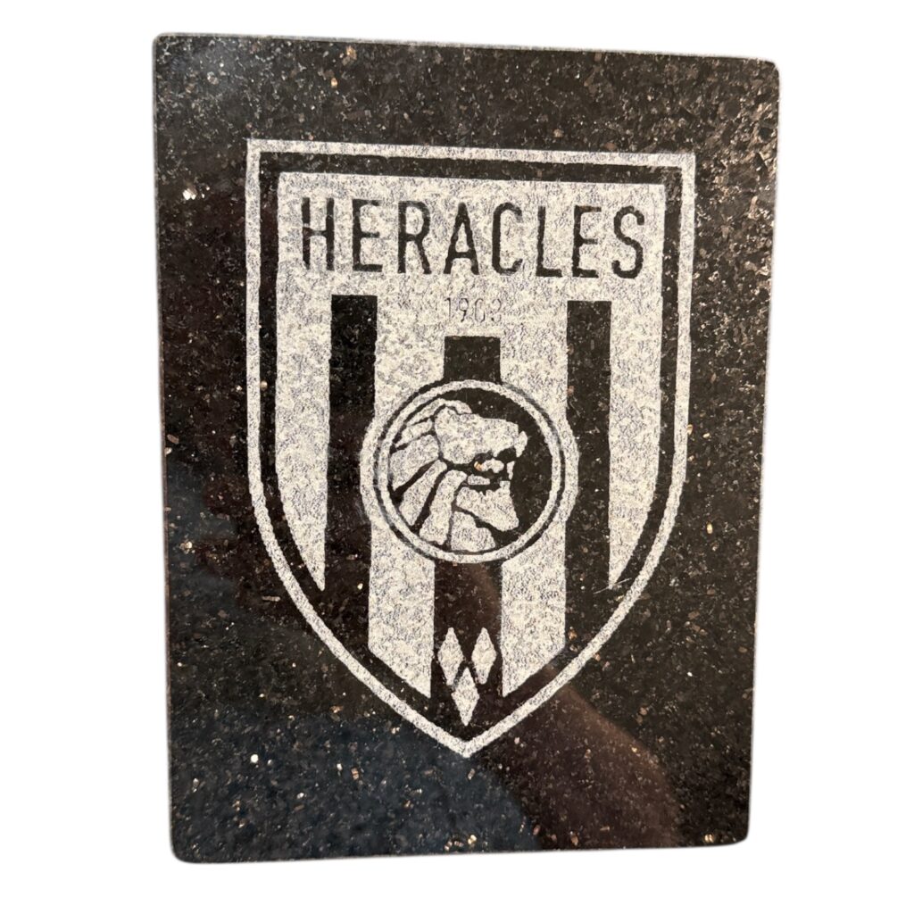 Logo van Heracles Almelo op granieten tegel