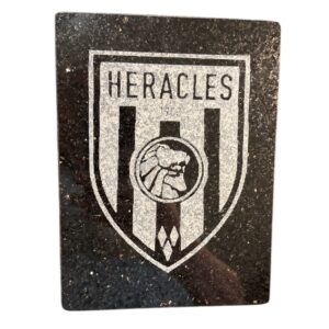Logo van Heracles Almelo op granieten tegel