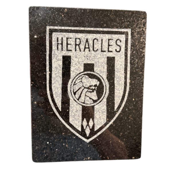 Logo van Heracles Almelo op granieten tegel