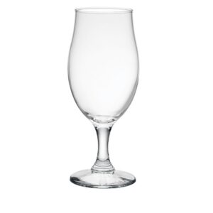 Leeg helder bierglas op witte achtergrond