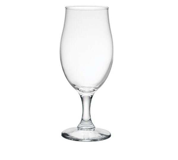 Leeg helder bierglas op witte achtergrond