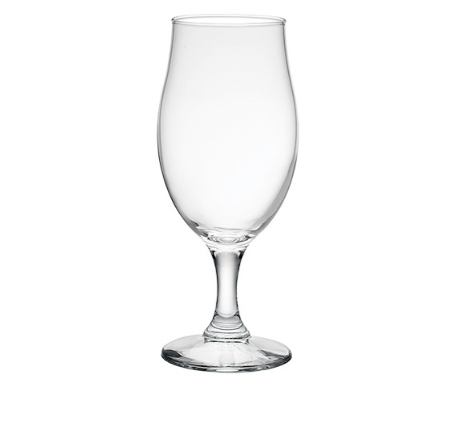 Leeg helder bierglas op witte achtergrond