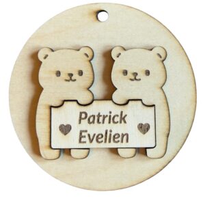 Houten hanger met beerfiguren en namen Patrick Evelien