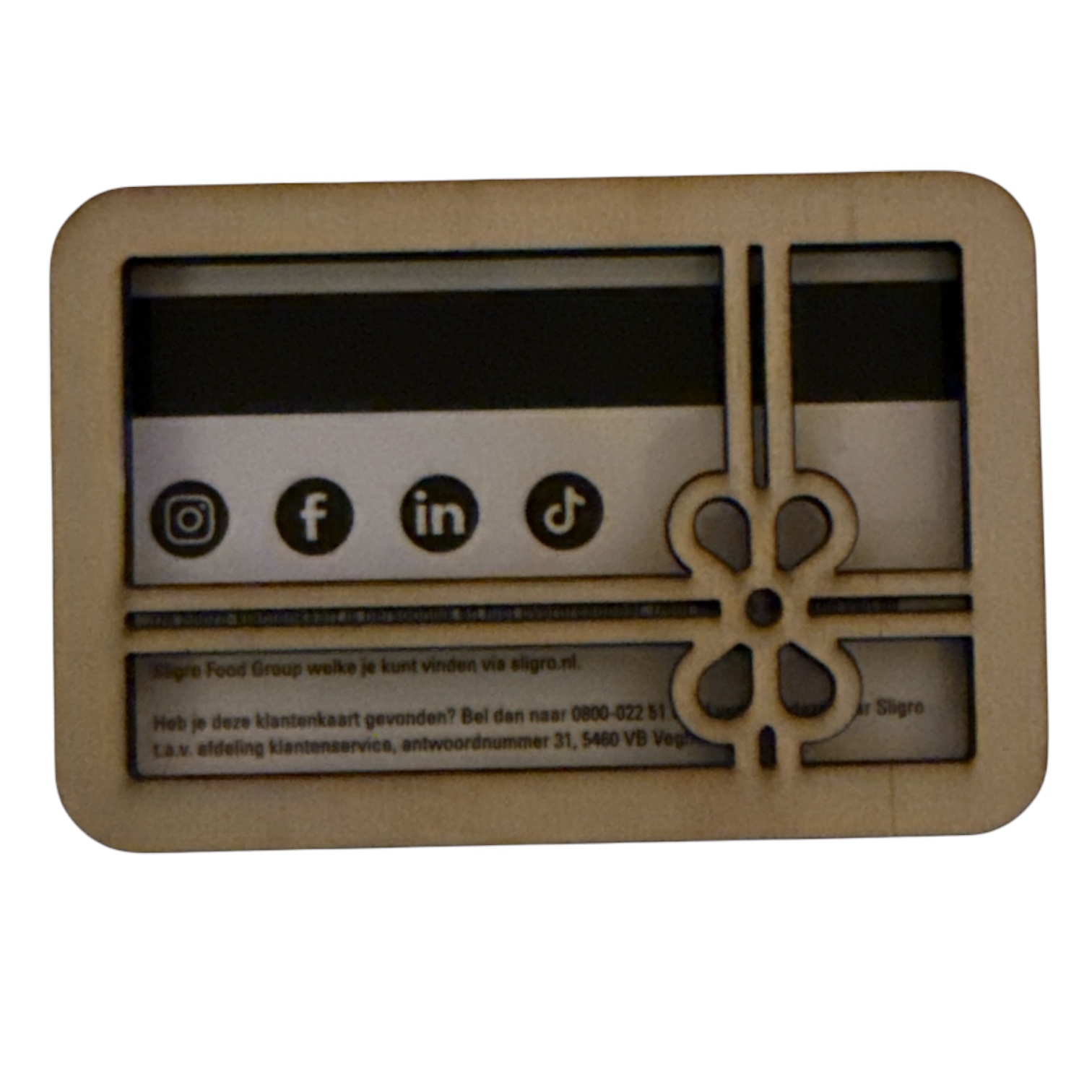 Houten klantenkaart met sociale media iconen
