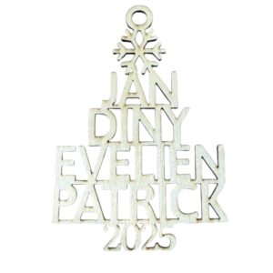 Gepersonaliseerde houten kerstboom met namen en jaar 2025