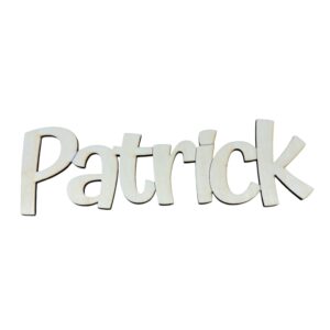 Houten letters vormen de naam Patrick