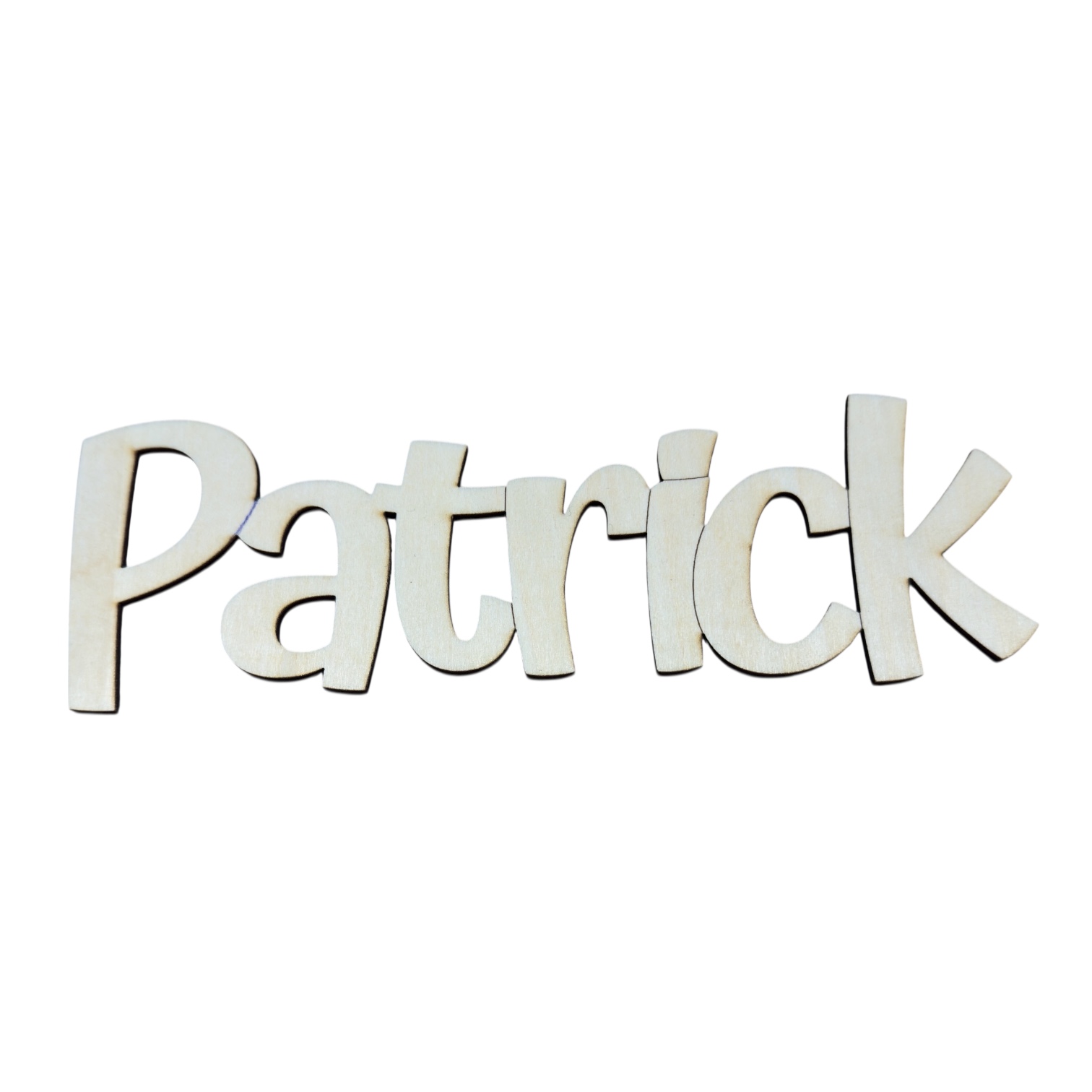 Houten letters vormen de naam Patrick